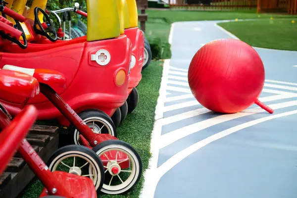 Kolorowe Wyposażenie Placów Zabaw Zabawki Sztucznej Trawie — Zdjęcie stockowe