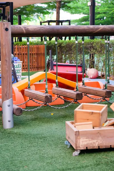 Leerer Spielplatz Mit Verschiedenen Geräten Und Spielzeug Auf Grünem Kunstrasen Stockfoto