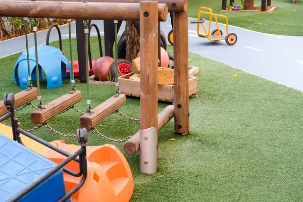 Leerer Spielplatz Mit Verschiedenen Geräten Und Spielzeug Auf Grünem Kunstrasen Stockbild