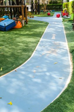 Yeşil çimen arka planlı parkta oyun alanı.