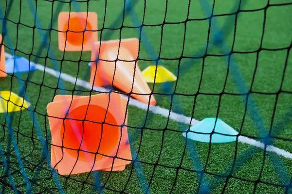 Piłka Nożna Cel Szyszki Zielonej Sztucznej Trawie Tło Sportowe Obrazek Stockowy