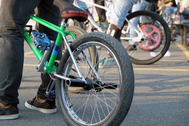 Şehir caddesinde BMX bisikletler, fotoğrafa yakın çekim.