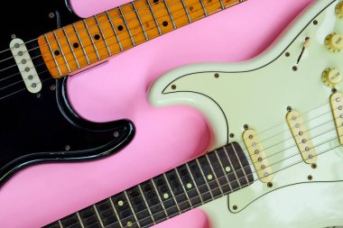 Pembe arka planda elektro gitar, yakın plan, üst görünüm