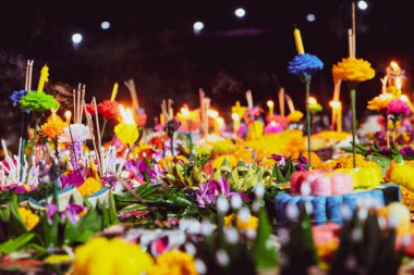Loi Krathong festivali, Loy Krathong Günü Tayland 'ın en popüler festivallerinden biridir. Her yıl 12. Ay Dolunayı Günü kutlanır..