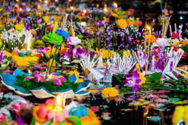 Loi Krathong festivali, Loy Krathong Günü Tayland 'ın en popüler festivallerinden biridir. Her yıl 12. Ay Dolunayı Günü kutlanır..