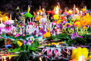 Loi Krathong festivali, Loy Krathong Günü Tayland 'ın en popüler festivallerinden biridir. Her yıl 12. Ay Dolunayı Günü kutlanır..