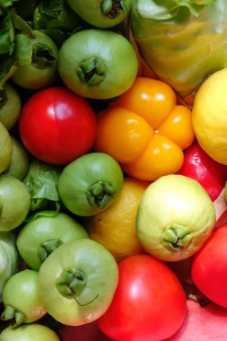 Arka plan olarak renkli taze sebzeler ve meyveler. Üst görünüm.