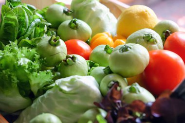 Tahta bir masada sepetteki taze sebzeler. Seçici odak.