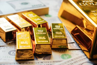 Altın külçeleri ve dolar banknotları. İş ve finans yatırım kavramı.