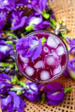 Kelebek Bezelye Çayı demlenmiş kelebek çiçekleri tarafından yapılan özel bir çay bu çay sıcak ya da soğuk servis edilebilir.. 