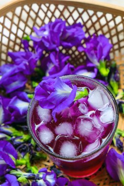 Kelebek Bezelye Çayı demlenmiş kelebek çiçekleri tarafından yapılan özel bir çay bu çay sıcak ya da soğuk servis edilebilir.. 