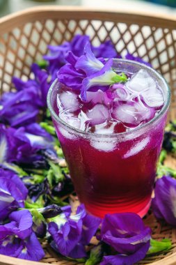 Kelebek Bezelye Çayı demlenmiş kelebek çiçekleri tarafından yapılan özel bir çay bu çay sıcak ya da soğuk servis edilebilir.. 