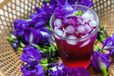 Kelebek Bezelye Çayı demlenmiş kelebek çiçekleri tarafından yapılan özel bir çay bu çay sıcak ya da soğuk servis edilebilir.. 