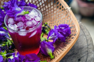 Kelebek Bezelye Çayı demlenmiş kelebek çiçekleri tarafından yapılan özel bir çay bu çay sıcak ya da soğuk servis edilebilir.. 