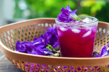 Kelebek Bezelye Çayı demlenmiş kelebek çiçekleri tarafından yapılan özel bir çay bu çay sıcak ya da soğuk servis edilebilir.. 