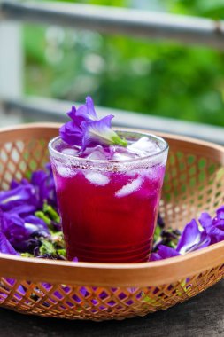 Kelebek Bezelye Çayı demlenmiş kelebek çiçekleri tarafından yapılan özel bir çay bu çay sıcak ya da soğuk servis edilebilir.. 