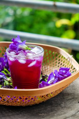 Kelebek Bezelye Çayı demlenmiş kelebek çiçekleri tarafından yapılan özel bir çay bu çay sıcak ya da soğuk servis edilebilir.. 