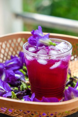 Kelebek Bezelye Çayı demlenmiş kelebek çiçekleri tarafından yapılan özel bir çay bu çay sıcak ya da soğuk servis edilebilir.. 