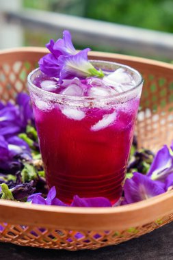 Kelebek Bezelye Çayı demlenmiş kelebek çiçekleri tarafından yapılan özel bir çay bu çay sıcak ya da soğuk servis edilebilir.. 