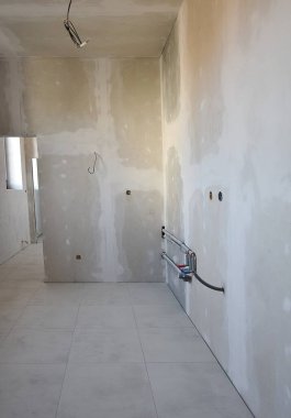 Bitmemiş bir binada mutfak.