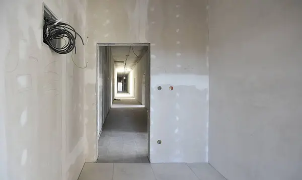 Tamamlanmamış bir binada apartman koridoru 