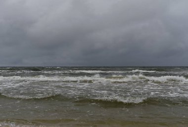 Fırtınadan sonra denizin üzerindeki gökyüzü. Baltık Denizi Polonya