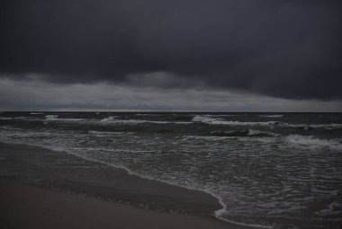 Fırtınalı denizin gece görüntüsü. Baltık Denizi Polonya