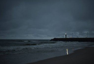 Lba Baltık deniz Polonya yakınlarındaki deniz feneri. Rıhtımın ve denizin gece görüntüsü.