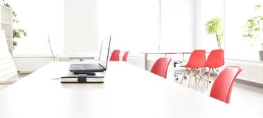 Kırmızı sandalyeli beyaz ofis