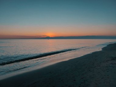 Sabahın erken saatlerinde güzel bir sahil ve deniz manzarası.