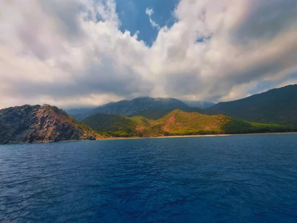 Vue Mer Vers Les Montagnes Ciel Bleu Avec Des Nuages — Photo