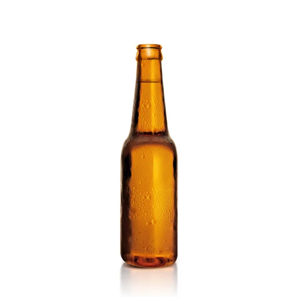 棕色瓶的新鲜啤酒 有一滴白色背景的冷凝水 瓶子是被打开的 没有金属瓶盖 3D渲染 — 图库照片