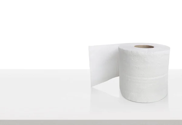 把厕纸隔离在白桌上 广告用清洗概念产品照片 — 图库照片