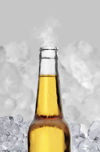 Κρύο Υγρό Ανοιχτό Μπουκάλι Μπύρα Καπνό Παγάκια Φόντο Απόδοση — Φωτογραφία Αρχείου