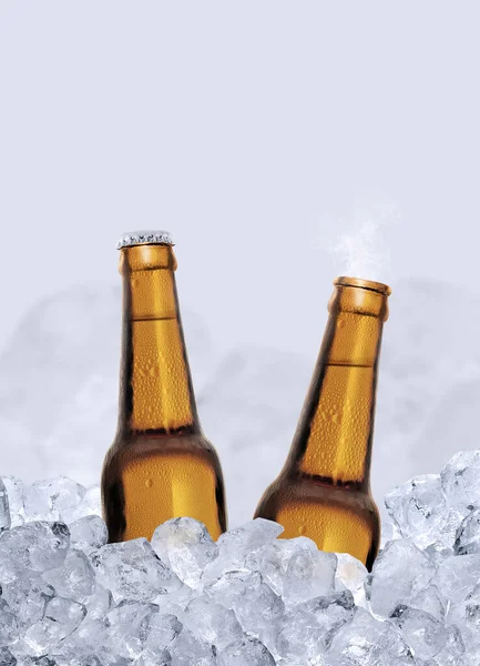 Μπουκαλάκι Μπύρας Σταγόνες Νερού Κρύου Ροφήματος Φόντο Πάγου — Φωτογραφία Αρχείου