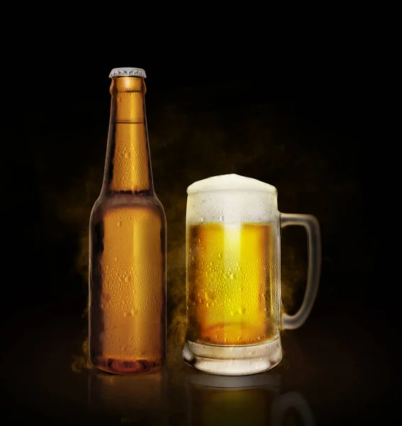 Garrafa Vidro Cerveja Com Geada Vapor Sobre Fundo Preto Renderização — Fotografia de Stock