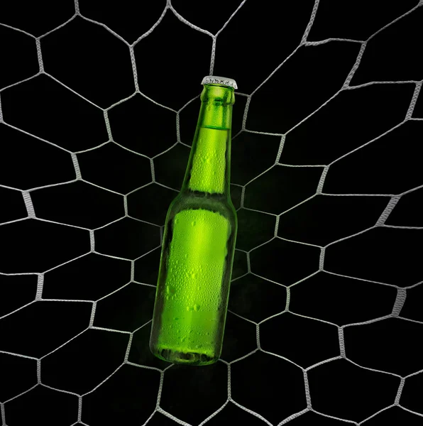 Pivní Láhev Kapkami Studené Vody Síťovině Pozadí Vykreslení — Stock fotografie