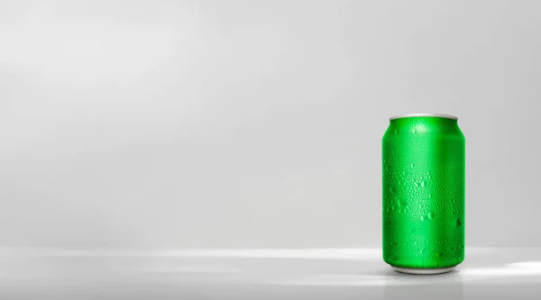 Groen Aluminium Blikje Met Waterdruppels Witte Achtergrond — Stockfoto