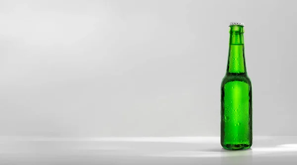 Зеленая Бутылка Пива Капельницей Белом Фоне — стоковое фото