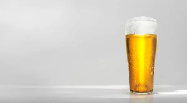 Sklenice Pivo Kapkami Vody Izolovanými Bílém Pozadí Vykreslení — Stock fotografie