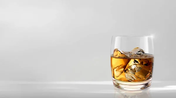 Vaso Whisky Suelo Habitación Blanca Renderizar — Foto de Stock