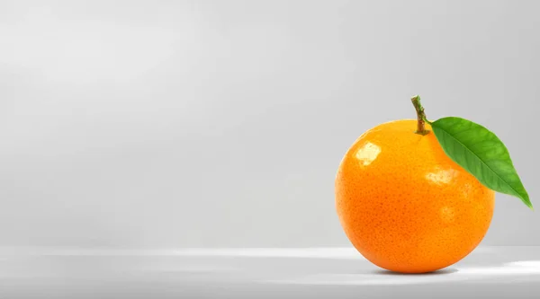 Beyaz Arkaplanda Yapraklı Portakal Meyvesi — Stok fotoğraf