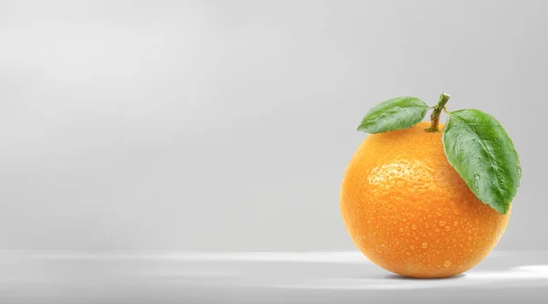 Owoce Pomarańczy Liśćmi Wyizolowanymi Białym Tle — Zdjęcie stockowe