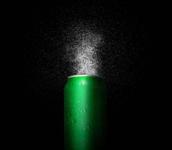 緑色のビールアルミニウム缶は 黒い背景にビールを振りかける 3Dレンダリング — ストック写真