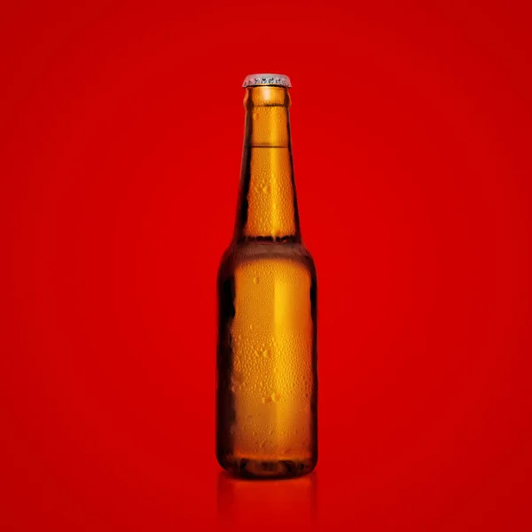 Бутылка Свежего Пива Капельками Конденсата Красном Фоне Рендеринг — стоковое фото