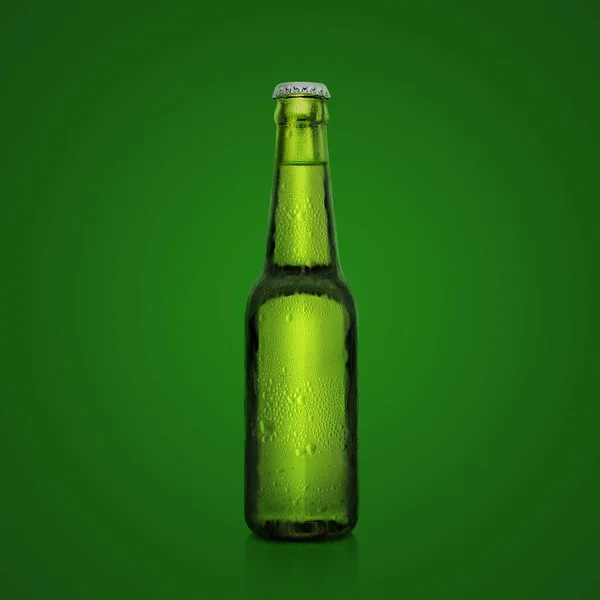 Zelená Láhev Čerstvého Piva Kapkami Kondenzace Zeleném Pozadí Vykreslení — Stock fotografie