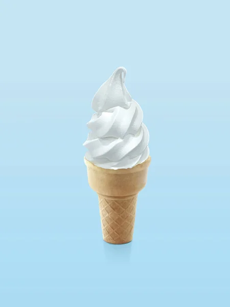 蓝色背景的冰淇淋锥 — 图库照片
