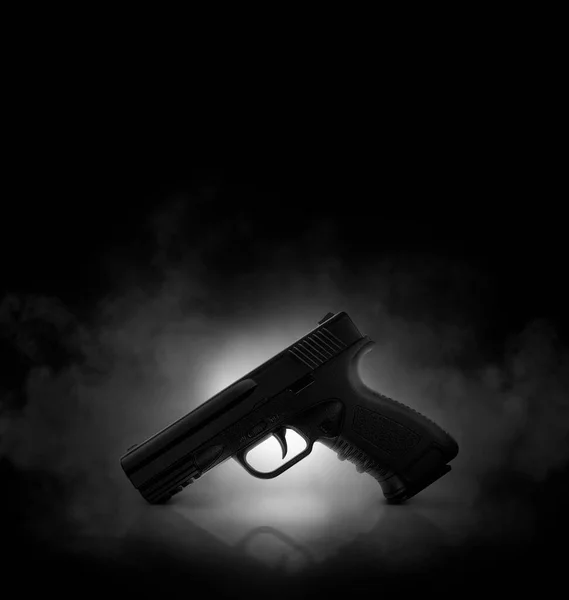 Pistolet Chromé Sur Fond Noir Avec Fumée — Photo