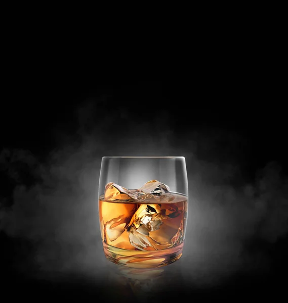Vaso Whisky Sobre Fondo Negro Con Humo Renderizar — Foto de Stock