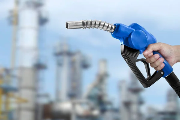 Hålla Ett Bränsle Munstycke Mot Med Oljeraffinaderi Suddig Bakgrund — Stockfoto